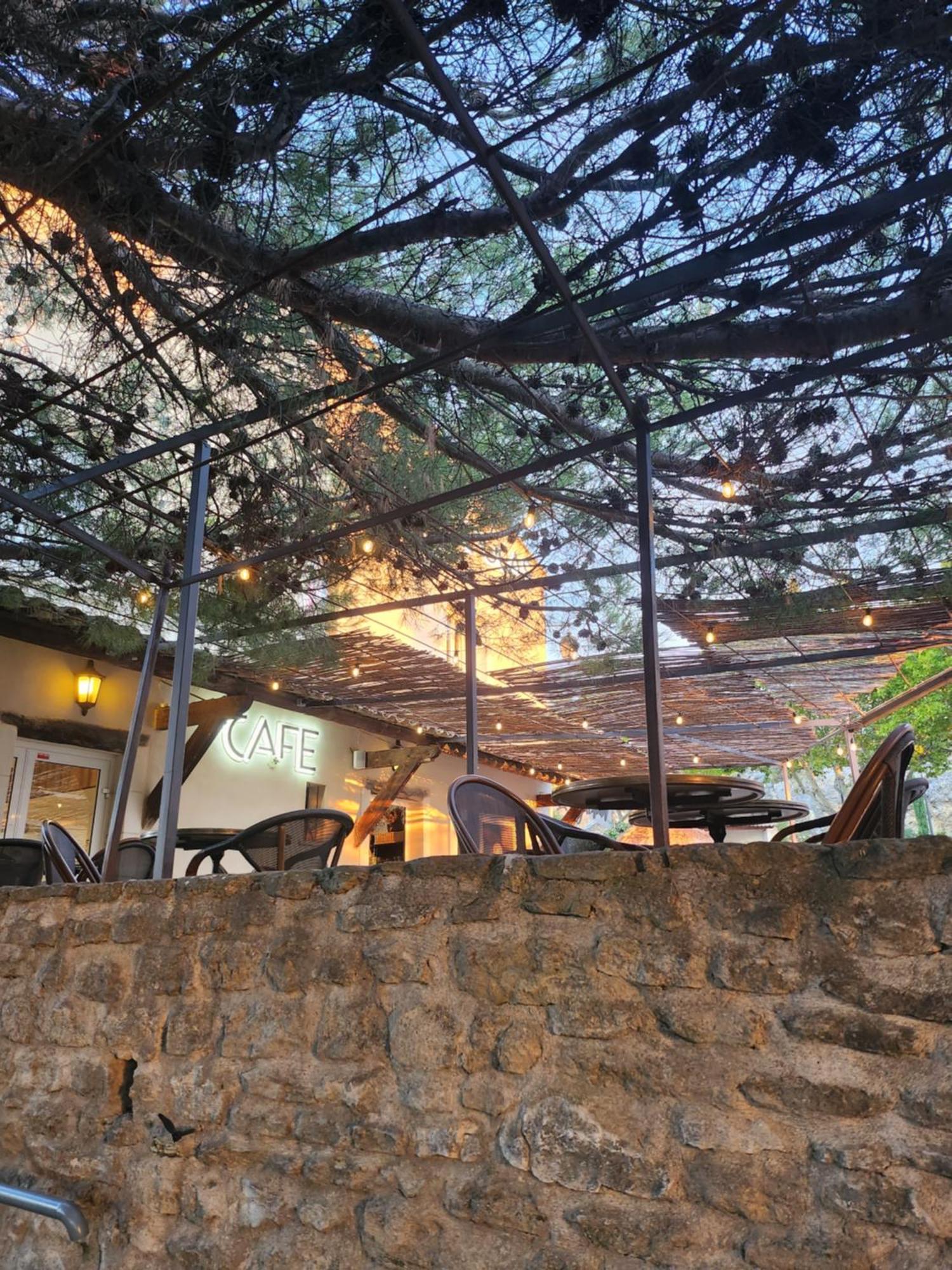 오스테예리 데 코멍더스 주카스 외부 사진
